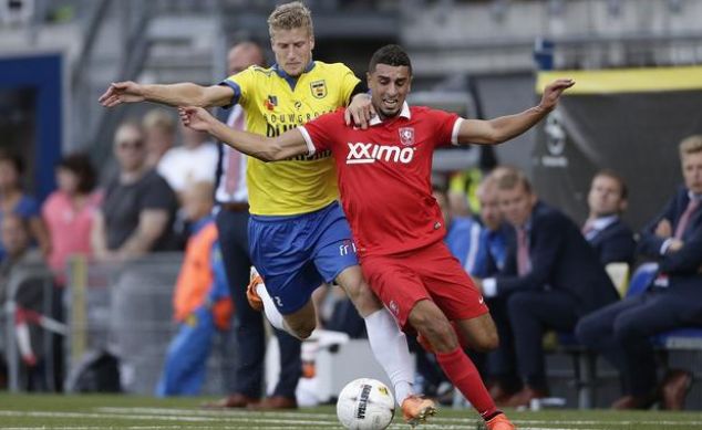 在果岭边保 在果岭边保